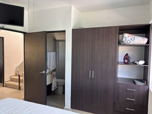 3 bedrooms, desk, iron/ironing board, free WiFi