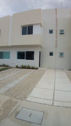 Exterior - 1.6 mille from beach, 15 min the 5th. Av and Xcaret. Pool, Nespresso,wifi 60mbps (Playa del Carmen)