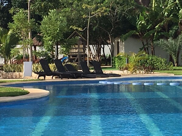 Una piscina al aire libre