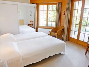 4 makuuhuonetta, työpöytä, silitysrauta/-lauta, Wi-Fi