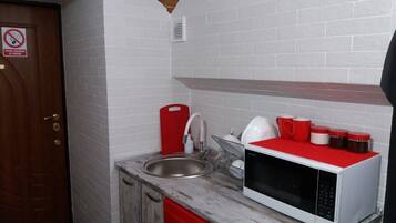 冰箱、微波炉、电热水壶、厨具/餐具