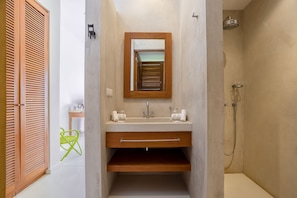 Combined shower/tub, hair dryer, towels, soap - Luxury Contemporary Villa with Sea View & Private Pool – Las Terrenas STARLINK (Las Terrenas)