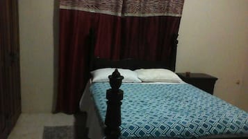 Chambre Confort, 1 grand lit | Rideaux occultants, fer et planche Ă  repasser, draps fournis