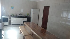 Geladeira, fogão, cooktop, cafeteira/chaleira
