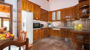 Een koelkast, een microgolfoven, een oven, een vaatwasser