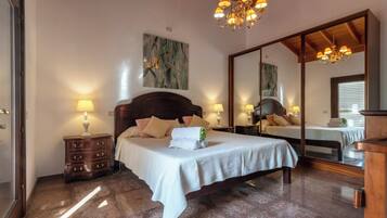 2 slaapkamers, een strijkplank/strijkijzer, reisbedje, gratis wifi