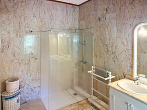 Bathtub, hair dryer, bidet, towels