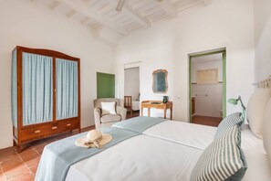 3 bedrooms, desk, iron/ironing board, WiFi