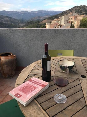 Outdoor dining. COZY APARTMENT IN THE PRIORAT, WITH MAGNIFICENT VIEWS OF THE MONTSANT