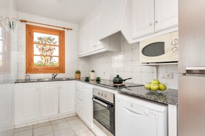 Køleskab, mikrobølgeovn, ovn, kogeplade