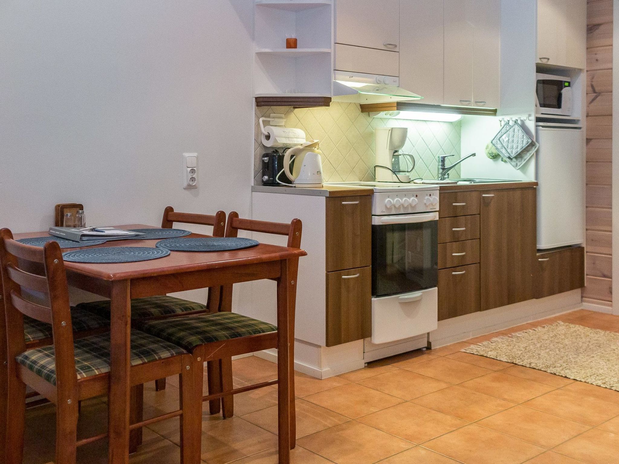 Kühlschrank, Mikrowelle, Hochstuhl, Kochgeschirr/Geschirr/Besteck