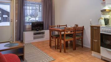 Een koelkast, een microgolfoven, een kinderstoel