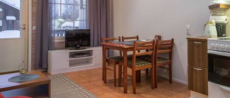 Réfrigérateur, micro-ondes, chaise haute