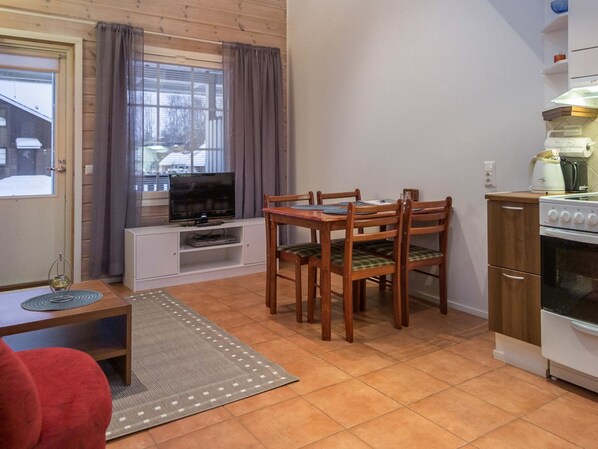 Réfrigérateur, micro-ondes, chaise haute