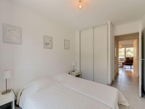 2 bedrooms, iron/ironing board, WiFi