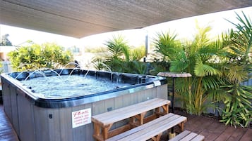 Outdoor spa tub