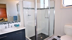 Shower, towels, toilet paper - 2 Trout Place - large well appointed home (EXMOUTH)
