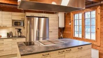 Jääkaappi, mikroaaltouuni, astianpesukone, syöttötuoli