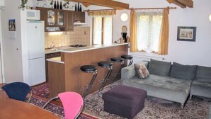 Un espacio habitable compacto con cocina, comedor y sofá.