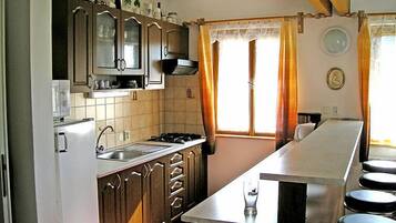 Réfrigérateur, micro-ondes, batterie de cuisine, vaisselle et ustensiles
