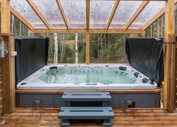 Outdoor spa tub