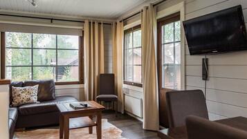 Una televisión, una chimenea