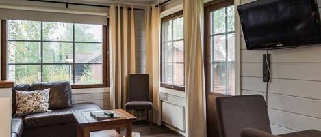 Een televisie en een open haard