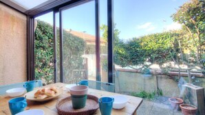 Ein Essbereich mit einem Tisch für zwei Personen, komplett mit Brot, einer Tasse und einer Schüssel.