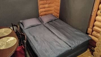 Une petite pièce agréable, avec un lit, une chaise et une table.