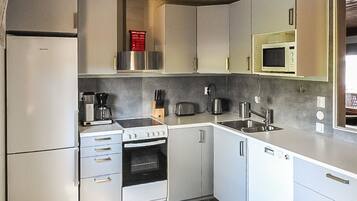 Jääkaappi, mikroaaltouuni, astianpesukone