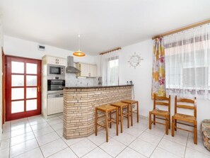 Frigorífico, microondas, horno y lavavajillas