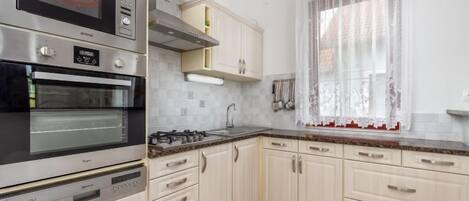 Kühlschrank, Mikrowelle, Ofen, Geschirrspüler