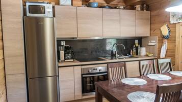 Fridge, microwave, dishwasher, cookware/dishes/utensils