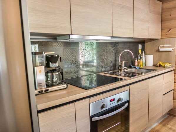 Fridge, microwave, dishwasher, cookware/dishes/utensils