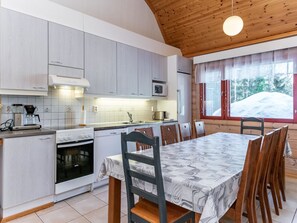 Fridge, microwave, dishwasher, cookware/dishes/utensils