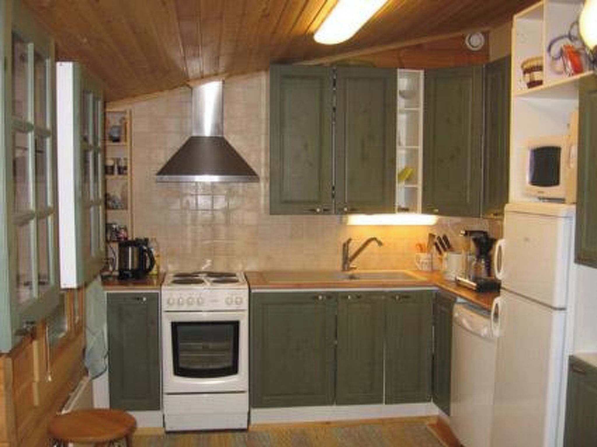 Kylskåp, mikrovågsugn, diskmaskin och grytor/köksredskap