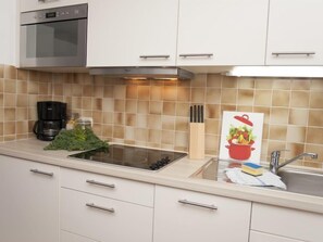 Kühlschrank, Mikrowelle, Geschirrspüler, Hochstuhl