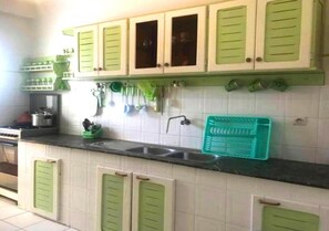 Réfrigérateur, four, plaque de cuisson