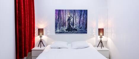 1 slaapkamer, een kluis op de kamer, een strijkplank/strijkijzer, wifi