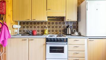 Køleskab, mikrobølgeovn, køkkentøj/tallerkener/redskaber