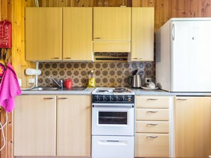 Køleskab, mikrobølgeovn, køkkentøj/tallerkener/redskaber