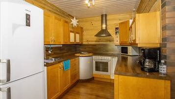 Geladeira, micro-ondas, talheres/pratos/utensílios de cozinha