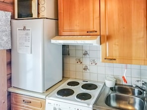 Kühlschrank, Mikrowelle, Kochgeschirr/Geschirr/Besteck