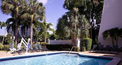 Détendez-vous dans notre complexe isolé de Palm Tree avec un bar au bord de la piscine et un toboggan