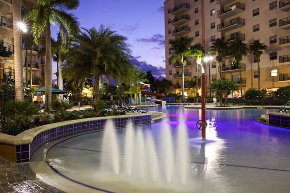 A heated pool - Relax at our Palm Tree secluded Resort with a poolside bar and waterslide (Pompano Beach)