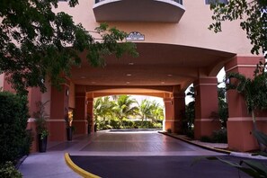Property grounds - Relax at our Palm Tree secluded Resort with a poolside bar and waterslide (Pompano Beach)