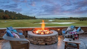 Un hogar con asientos, vista a un campo de golf y cielo despejado.