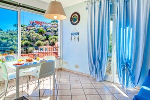 Dining - Il Geranio Sant'Elmo - sea-view, for 4, 5 minutes on foot from the beach, small garden (Diano Marina)