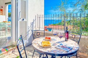 Outdoor dining - Il Geranio Sant'Elmo - sea-view, for 4, 5 minutes on foot from the beach, small garden (Diano Marina)