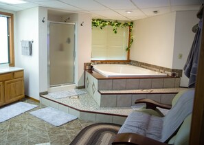 Bañera con ducha, bañera de hidromasaje, secador de pelo, toallas